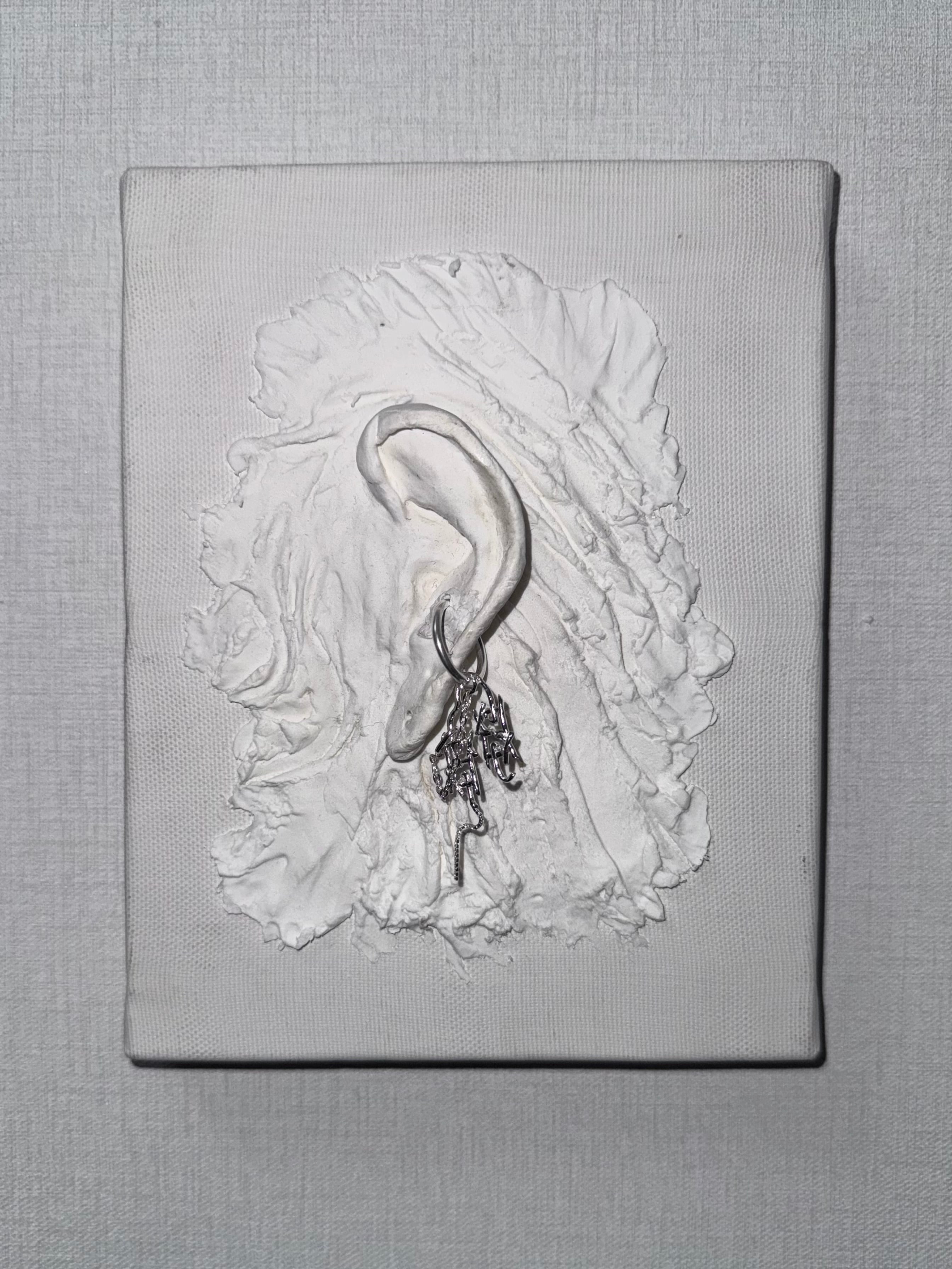 LOGO play ear cuff