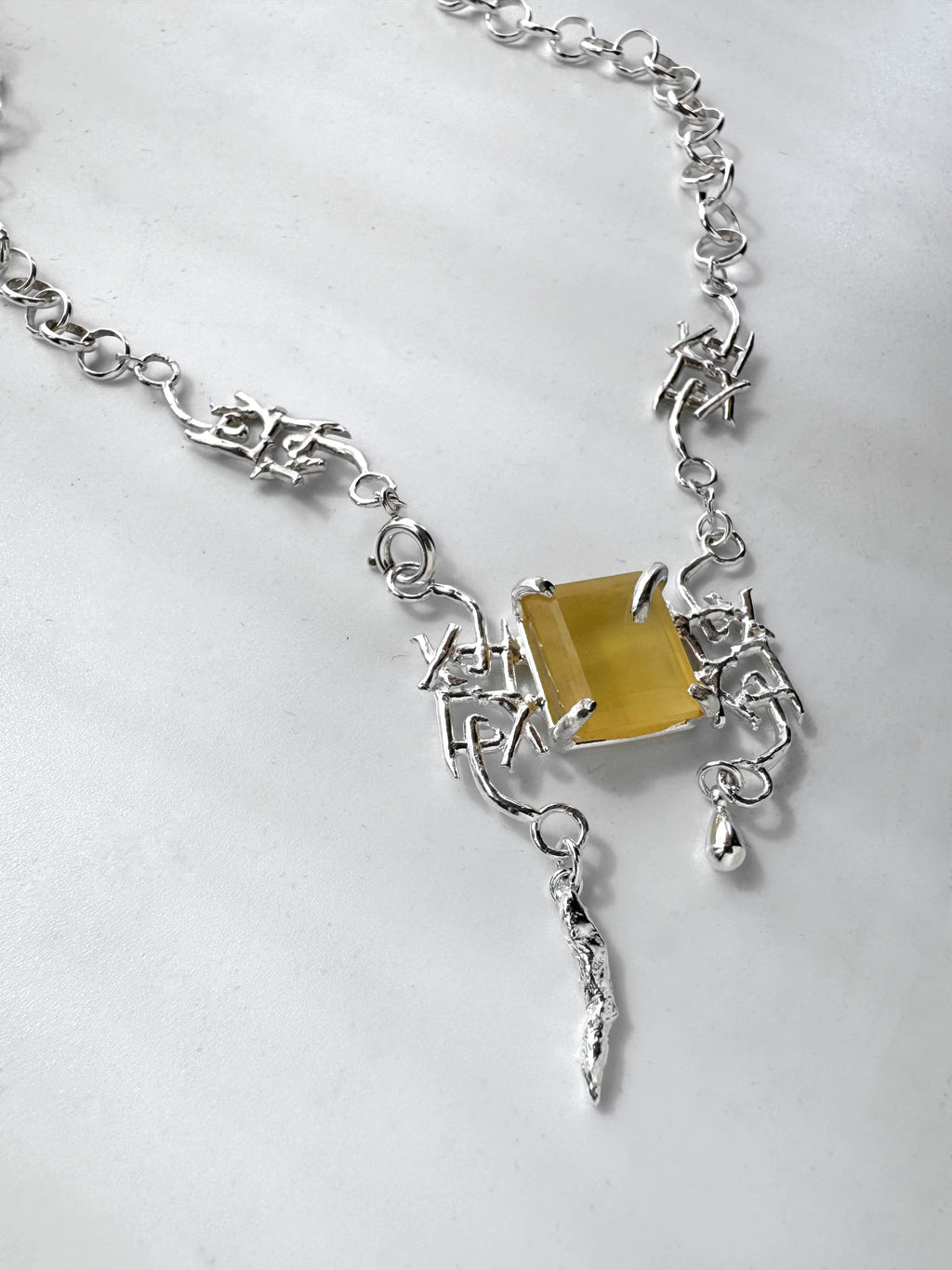 [ready-to-ship] Fluonite with logo parts necklace
